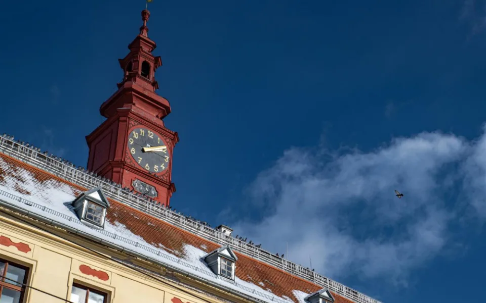 Střecha jihlavské radnice dostane nový kabát. Upraví se i hodinový stroj