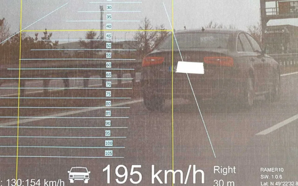 Řidič v Audi si spletl D1 se závodní dráhou. Řítil se rychlostí 195km/h