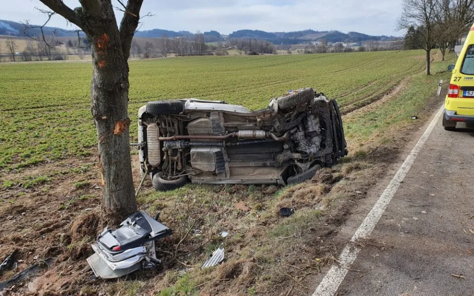 Tragická nehoda u Batelova. Náraz do stromu se stal osudným spolujezdci v osobním autě