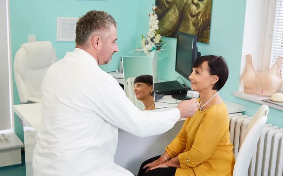 Plastická chirurgie už dávno není jen rozmarem celebrit. Staráme se také o pacienty, na které se v nemocnici nedostane, říká primář jihlavské kliniky