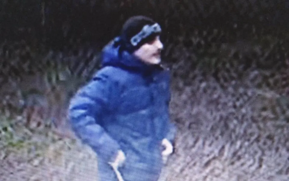 Muž se psem onanoval před běžkyní, hledá ho policie. Neznáte ho?