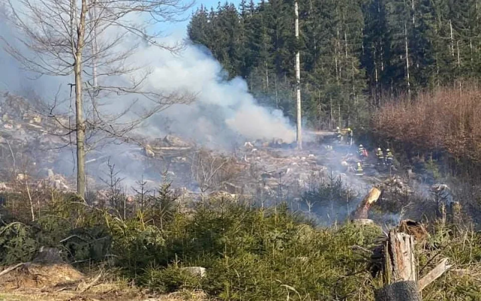 Na Špičáku hoří les. K 10 hasičským jednotkám se připojila i letecká technika