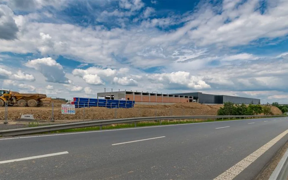 Jihlava má novou ulici. Lidé se po ní dostanou do nového nákupního centra