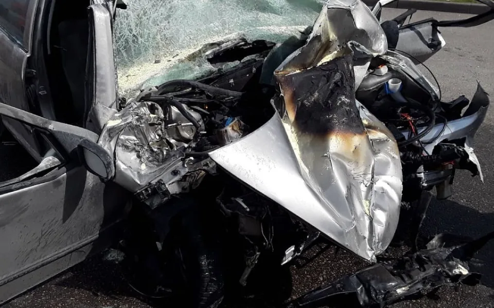 U pumpy v Golčově Jeníkově narazilo osobní auto do nákladního, řidič je těžce zraněn