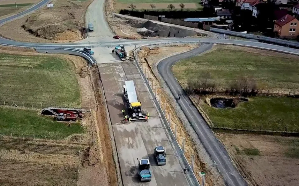 Řidiči se po obchvatu Osové Bítýšky projedou asi během září. Podívejte se, jak to tam teď vypadá