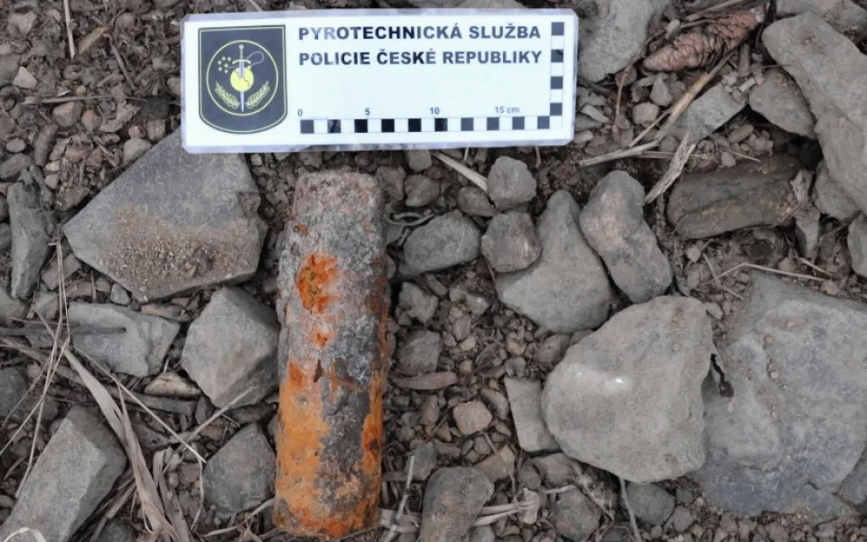 Policejní pyrotechnik byl přivolán k dělostřeleckému granátu. Munice se našla u rybníka mezi kameny