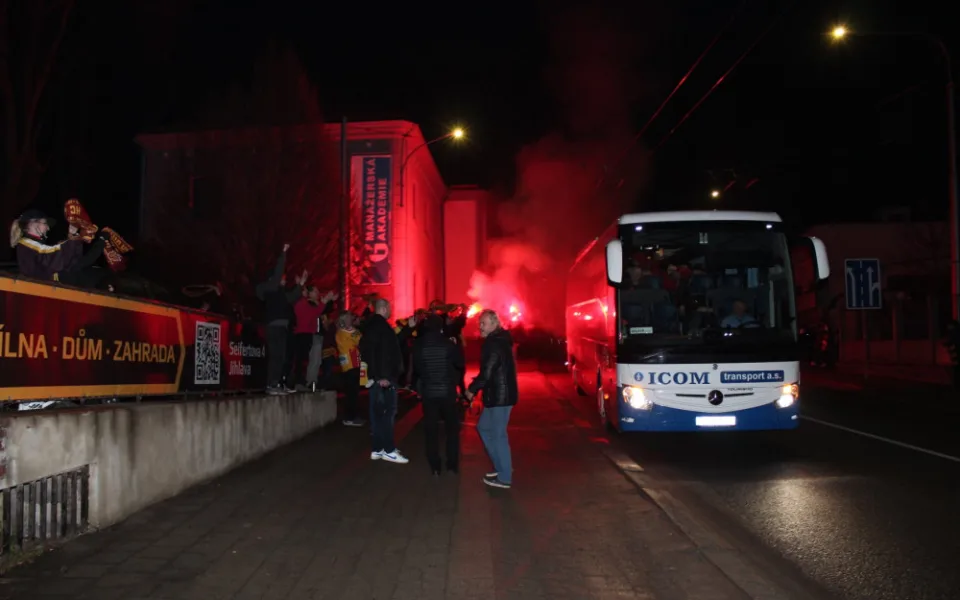 Fanoušci vítali vítězné jihlavské hokejisty. Děkujeme, ale shlukováním si můžete zadělat na problémy, vzkazuje klub
