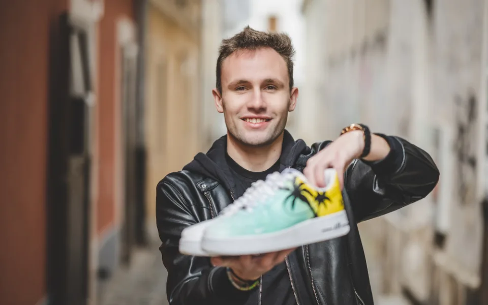 Nevěděl jsem, co dát přítelkyni k Vánocům. Tak vznikl nápad na malování na tenisky, říká Matyáš Tibitanzl