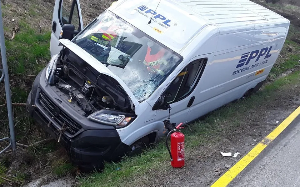 Provoz na D1 na Brno zastavila nehoda dodávky. Jeden člověk je zraněný 