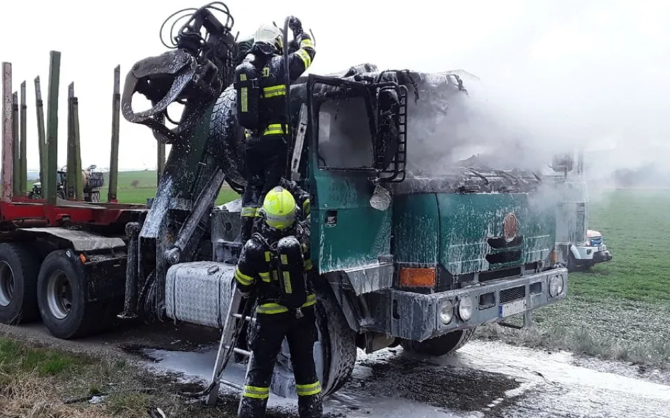 Hasiči zasahovali u požáru nákladního auta. Plameny napáchaly půlmilionovou škodu