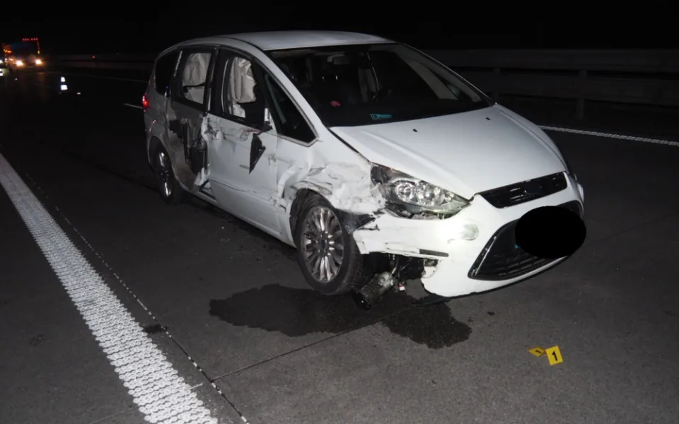 Silně opilý řidič na D1 zavinil nehodu. Srazil se s náklaďákem ve vedlejším pruhu a narazil do svodidel