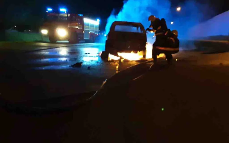 V Pístově hořelo osobní auto. V době příjezdu hasičů byl už zcela v plamenech
