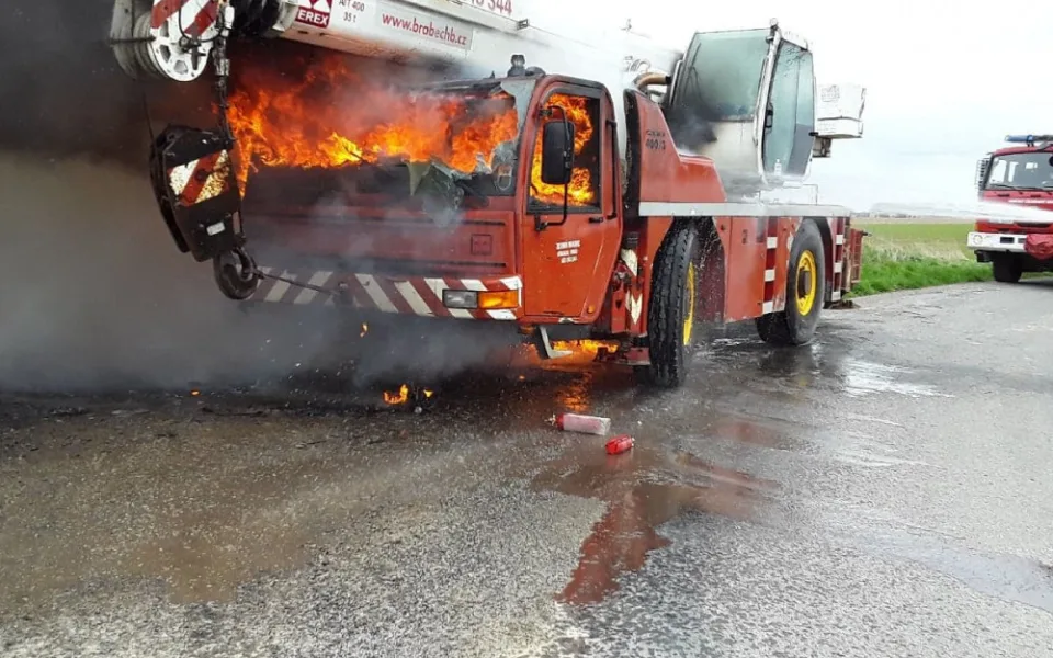 Požár autojeřábu způsobil milionovou škodu, na vině byla technická závada