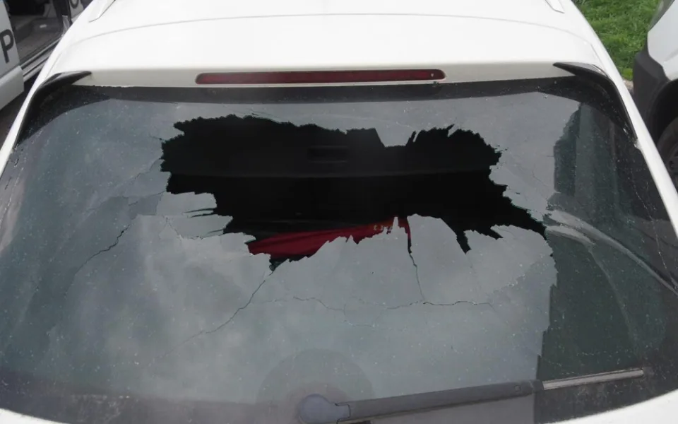 Nebezpečný incident na dálnici: Řidič vybržděného kamionu prohodil visací zámek zadním sklem osobáku