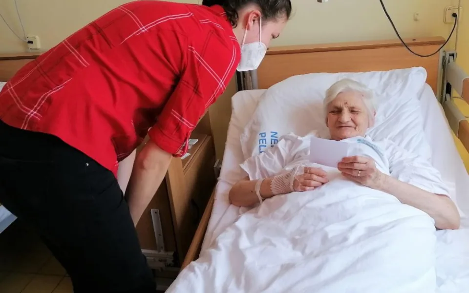 Dojetí a úsměvy na tvářích pacientek. Den matek se slavil také na pelhřimovském ODN