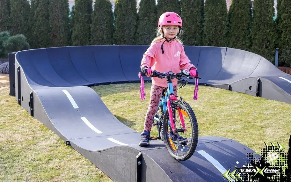 Je libo vyzkoušet si pumptrack? Možnost budete mít již tuto neděli v parčíku za Cityparkem