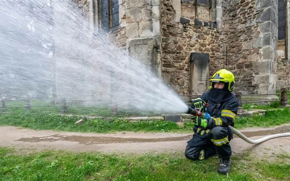 Kostel sv. Jakuba zachvátil požár, naštěstí jen cvičný. Hasiči prověřovací cvičení zvládli precizně