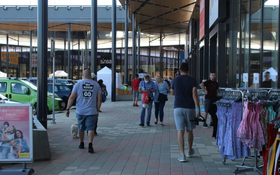 Jihlavský Aventin se dnes otevřel zákazníkům. Podívejte se, jak probíhaly první nákupy