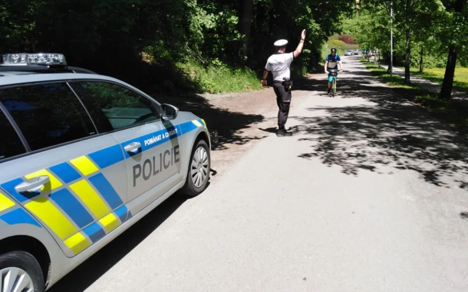 Policie kontrolovala cyklisty a chodce. Jejich nehody končí skoro vždy zraněním