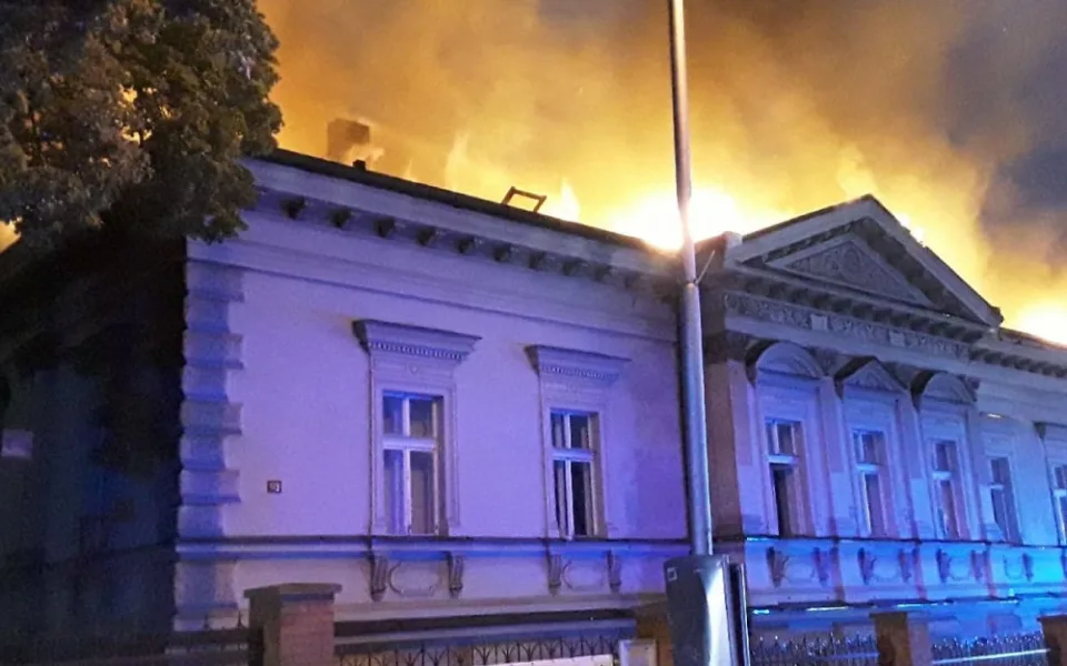 V Havlíčkově Brodě hořel v noci na dnešek dům s ubytovnou, škoda se odhaduje na 7 milionů korun