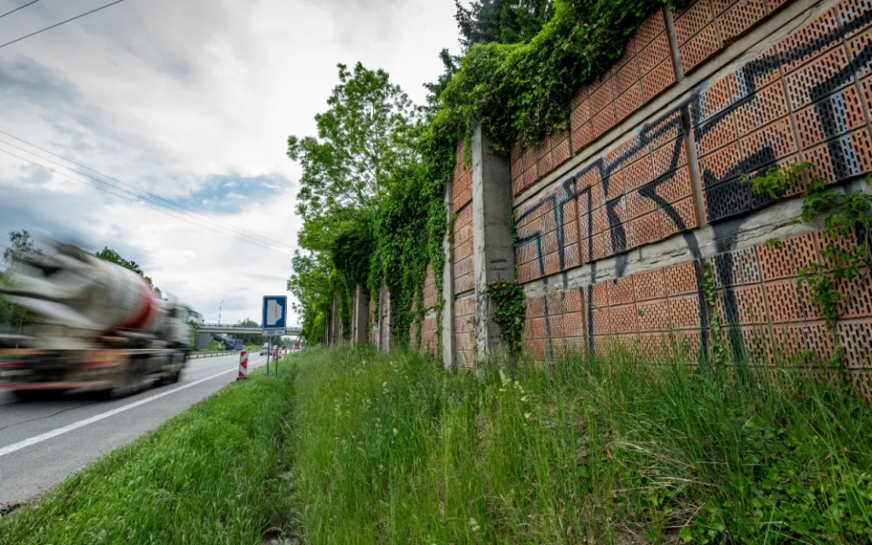 Obyvatelům Pávova se uleví, začne stavba protihlukové stěny. Jaká omezení čekají na řidiče?