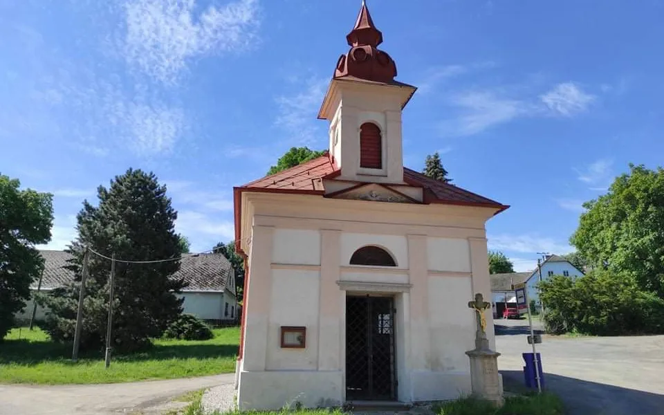 Pryč s vlhkostí. Historická kaplička v Kosově má místo dveří kovanou mříž