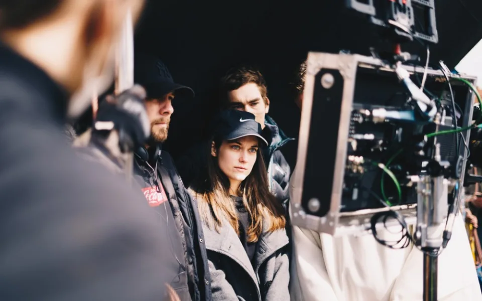 Mladí filmaři z FAMU natáčí originální snímek s Judit Bárdos. Kvůli koronaviru shání finance na dotočení