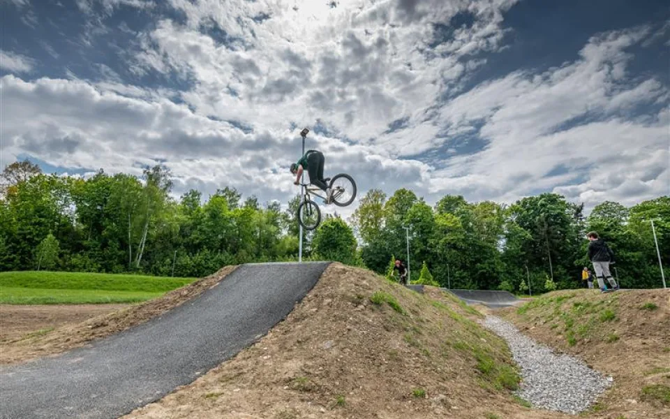 Jihlava slavnostně otevře pumptrack se zrcadlovou dráhou. Je největší v celé ČR