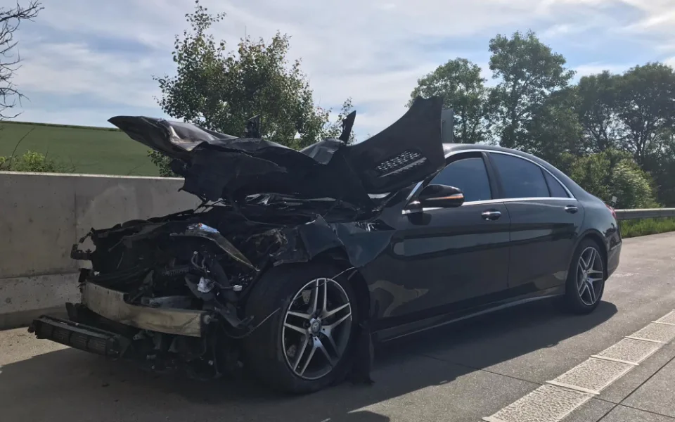 Drama na dálnici. Po střetu s kamionem bylo osobní auto odhozeno na cisternu 