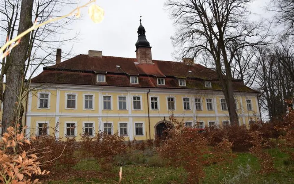 Zámek s parkem v Těchobuzi na Pelhřimovsku prodal kraj obci za tři miliony