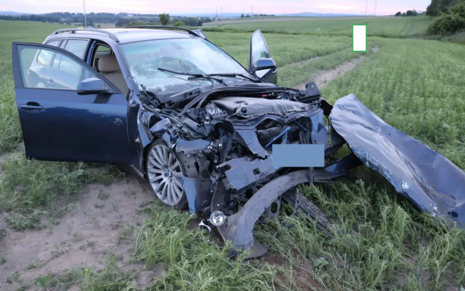 Úterní tragická nehoda na I/38 přinesla nové poznatky. Mladý řidič BMW zezadu narazil do auta, které vyjíždělo na hlavní silnici