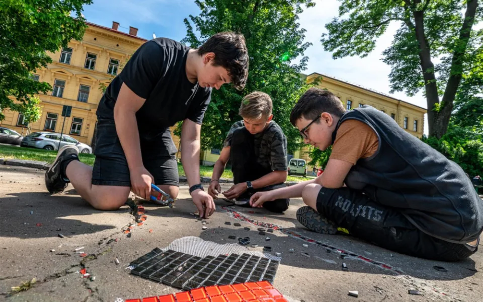 Procházka jihlavskými Smetanovými sady je teď barevnější. Chodník zdobí mozaiky od dětí