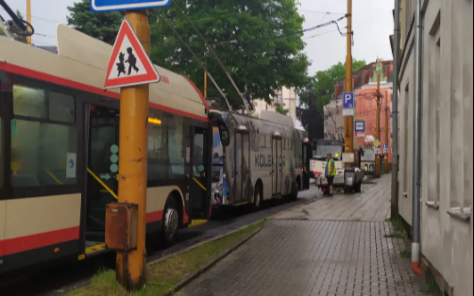 Bouřka v Jihlavě zastavila na hodinu a čtvrt trolejbusy. Jezdily pouze vozy na baterie a autobusy