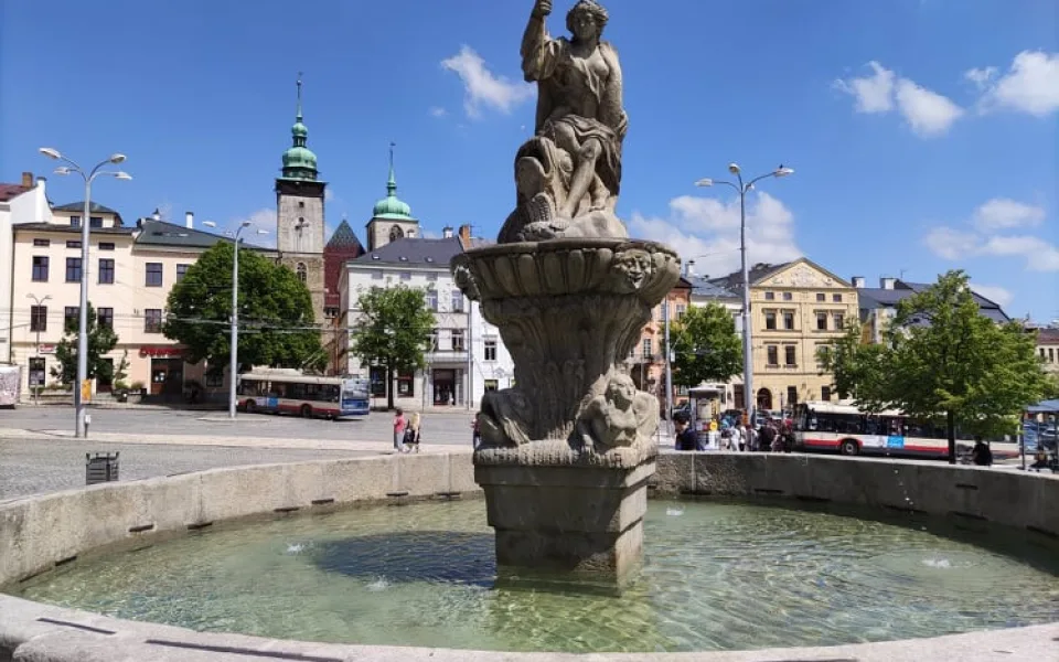 Voda je zpátky v kašnách. Technici opravili poruchy na čerpadle a filtračním zařízení