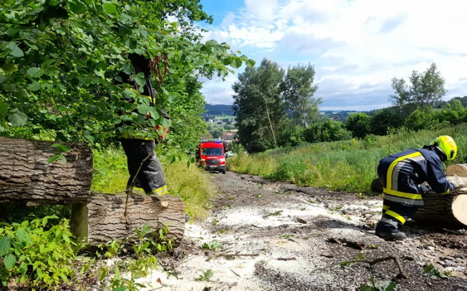 Noční bouřka obrazem. Hasiči měli skoro 300 výjezdů, lidé mají rozbirá auta, domácnosti jsou bez proudu