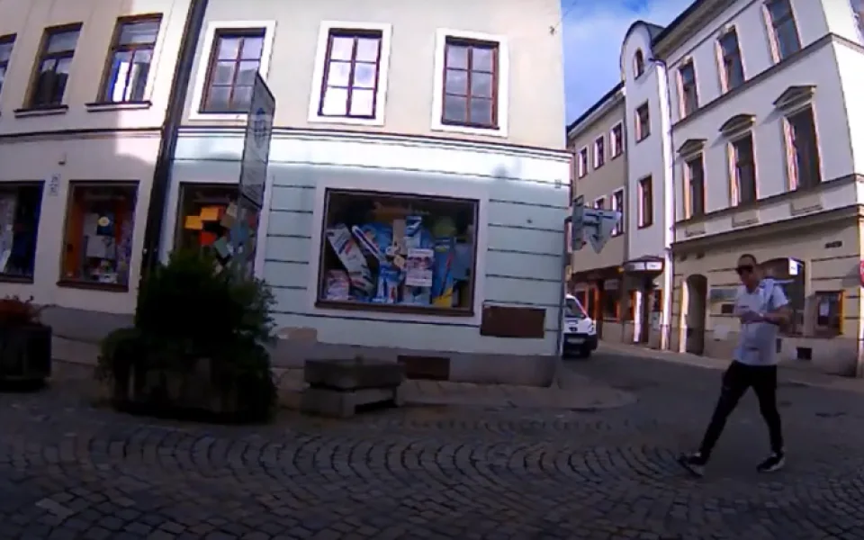 V Jihlavě byl vykraden stánek s občerstvením. Neznáte muže na záznamu?