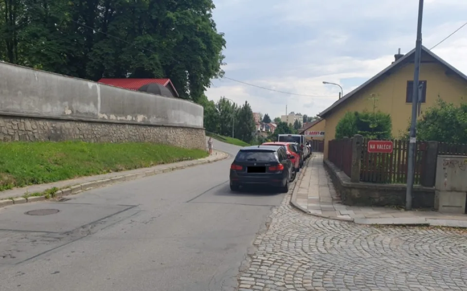 Návštěvníci zoo parkují před „blázincem“, při objíždění aut zde vznikají nebezpečné situace