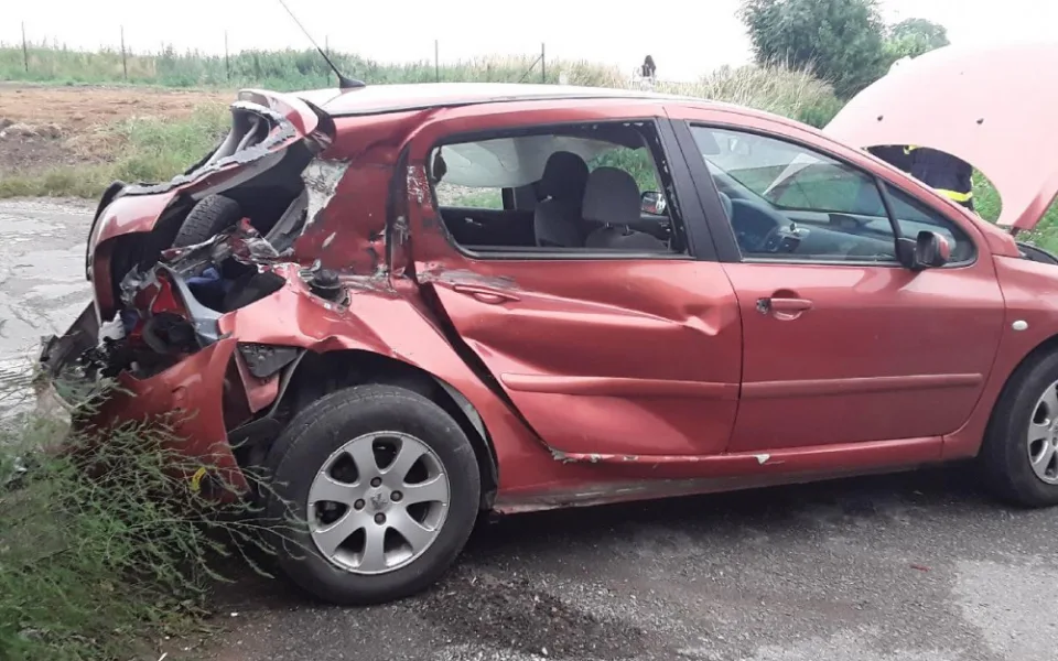 Při ranním střetu osobáku s vlakem se zranila řidička auta. Zásah na místě stále probíhá