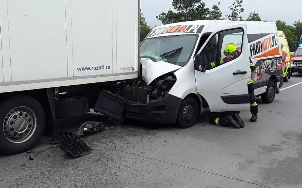 Nehoda na 79. kilometru komplikuje dopravu na dálnici. Směr na Brno je průjezdný jen jedním pruhem