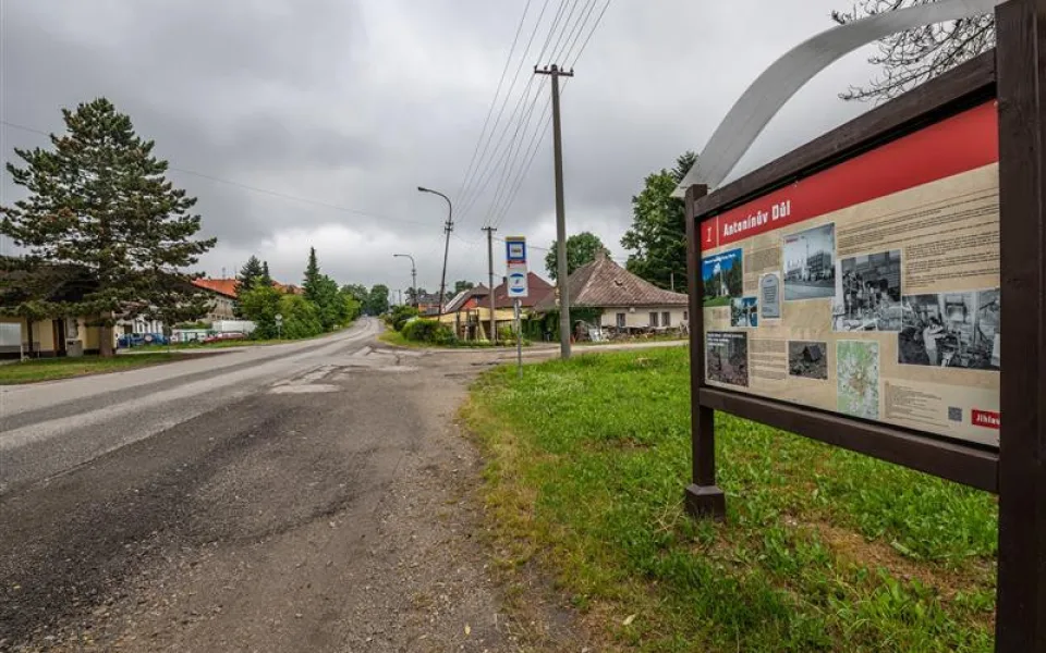 Širší krajnice, nový chodník i veřejné osvětlení. Doprava v Antonínově Dole bude bezpečnější