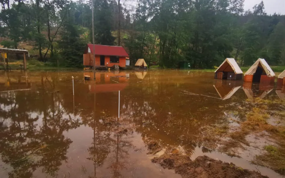 Hasiči museli kvůli vzestupu hladiny řeky evakuovat další dětský tábor
