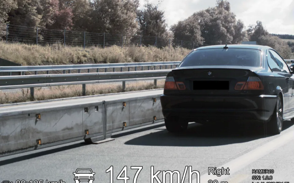 Řidič v BMW jel na D1 v opravovaném úseku rychlostí 150km/h. Hrozí mu rok bez řidičáku a pokuta 10 tisíc korun