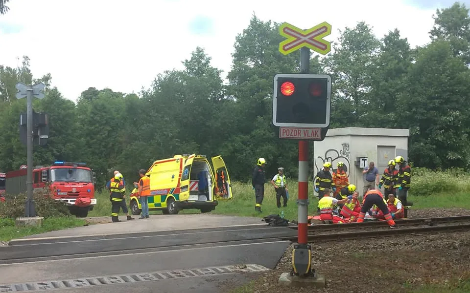 Na Havlíčkobrodsku srazil osobní vlak motorkáře, ten je s velmi vážným zraněním hospitalizován