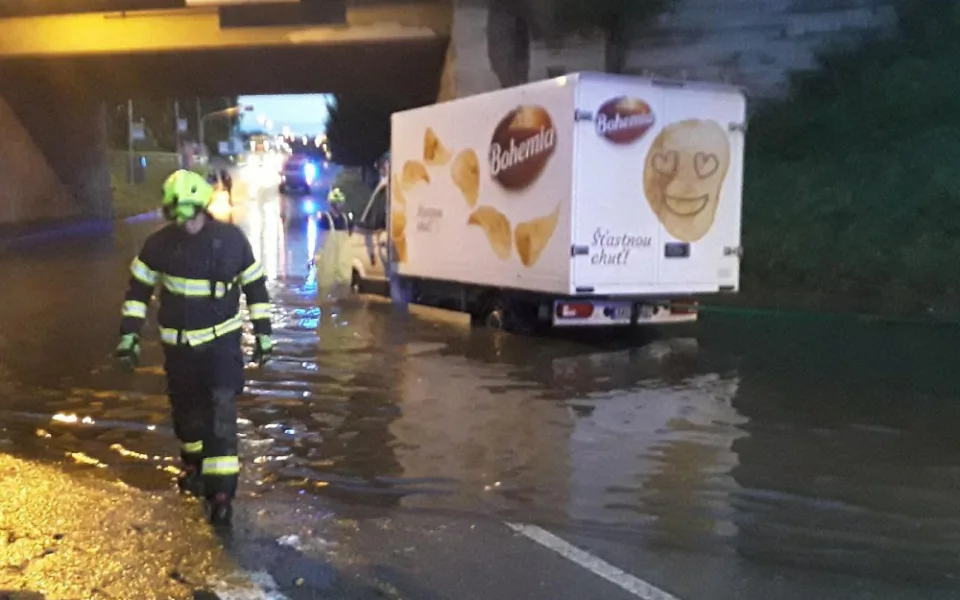 Hasiče opět potrápila bouřka. Vyjížděli třeba i k zatopenému viaduktu v Pelhřimově