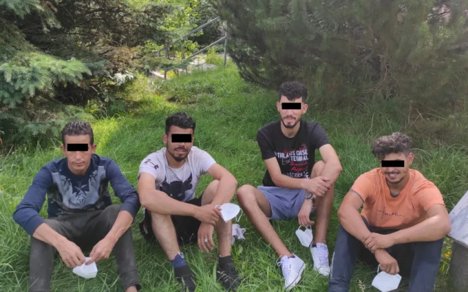 Hazard se životem. Maročané cestovali na podvozku kamionu, na D1 je našli policisté