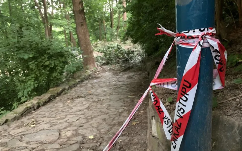 Úklid po nedávné bouři zabere ještě minimálně měsíc