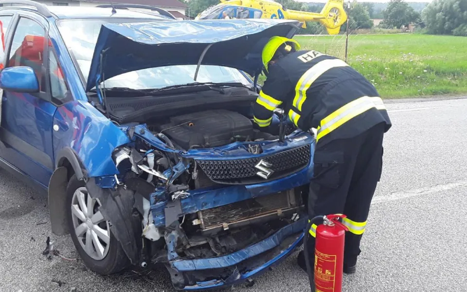 Střet dvou aut u Markvartic. Jeden člověk skončil v nemocnici, místo je neprůjezdné 