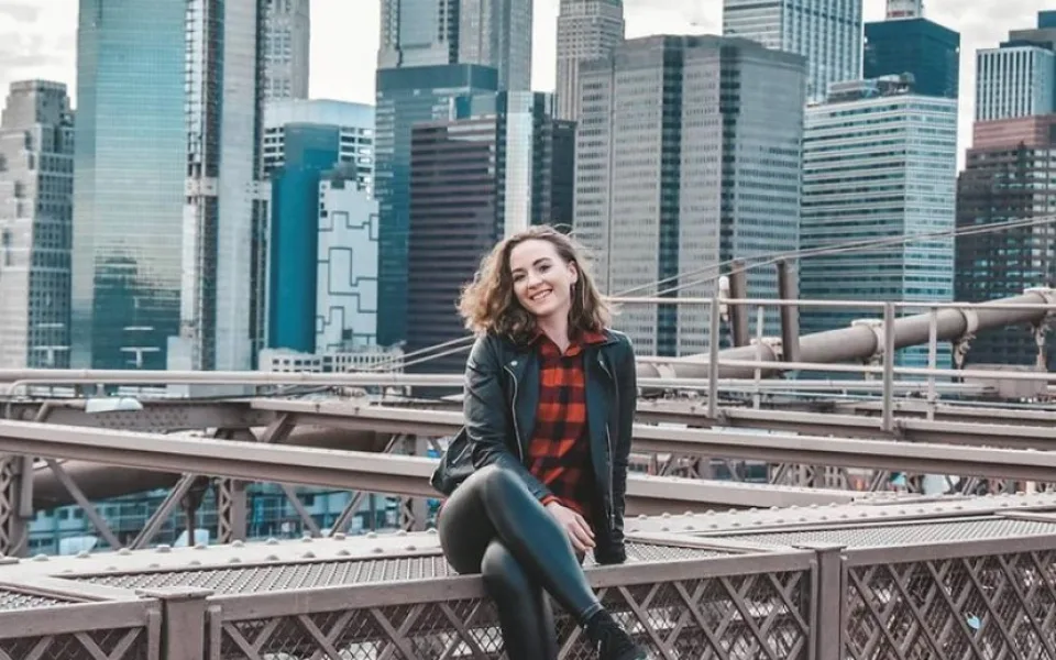 Jana během plnění jednoho ze svých snů, v New Yorku