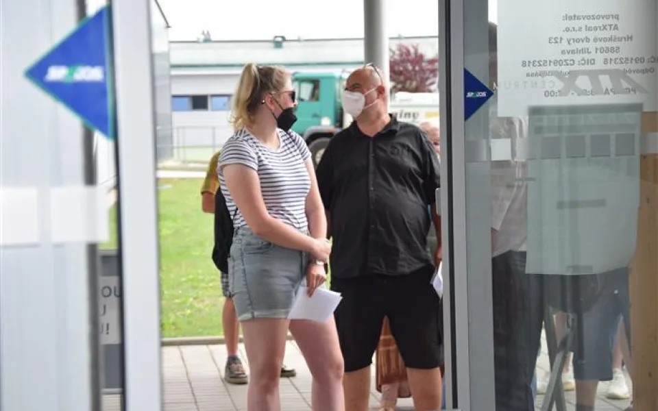 V Hruškových Dvorech dnes čekaly na zahájení očkování bez registrace desítky lidí