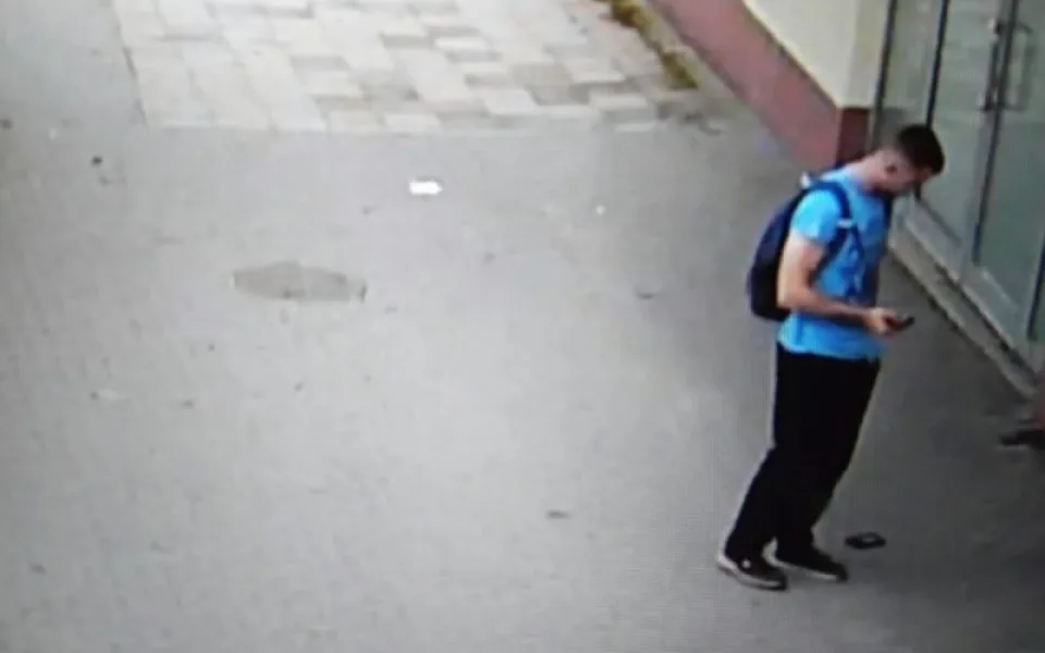 Muži v Jihlavě na Kollárově ulici vypadla z kapsy peněženka. Neznáte muže na fotce?
